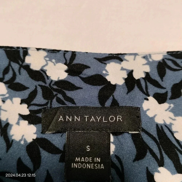 Ann Taylor size Small 3/4 Sleeves Blue Floral Pleated Blouse Top - Picture 7 of 10